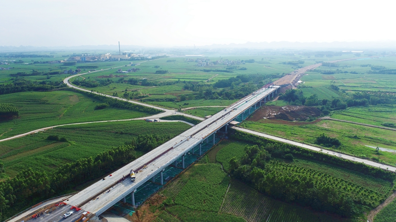 武忻高速首座桥梁全幅贯通
