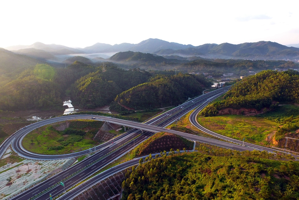 8.投资建设贵港至和合浦高速公路_副本.jpg