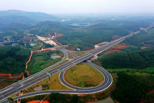 投资建成通车的吴圩至大塘高速公路