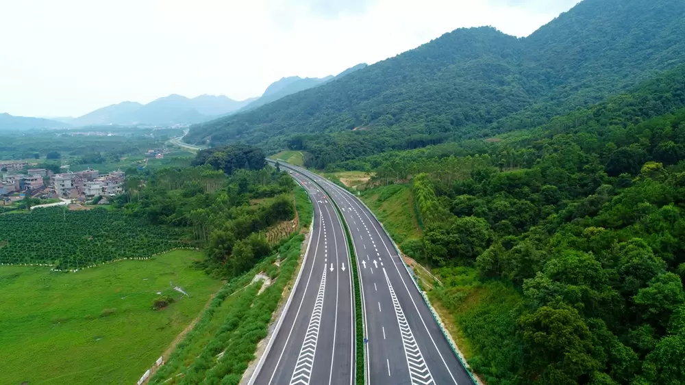 投资建设贺州至巴马高速公路（钟山至昭平段）