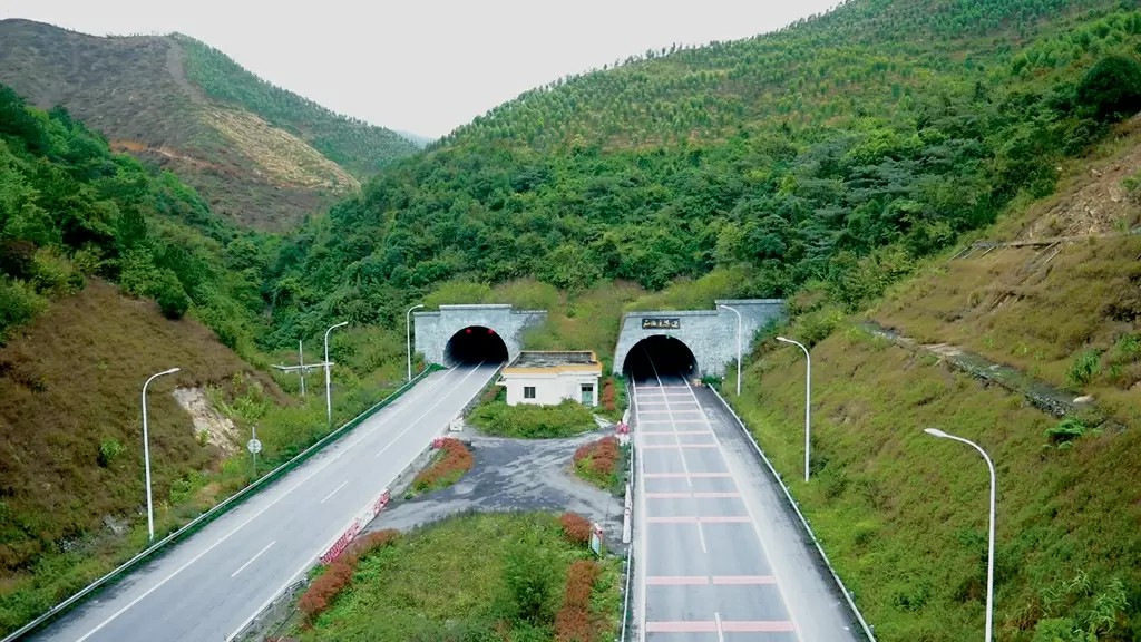 广西灵峰（桂粤界）至八步公路石板尾隧道