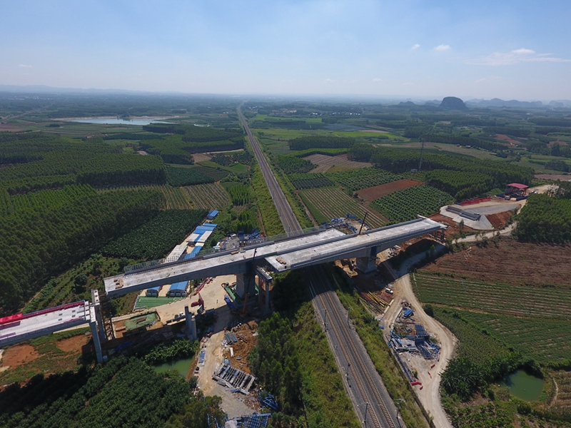 区内首座跨高铁高速公路转体桥——吴隆高速那楼分离式立交转体桥成功转体